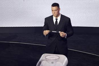 Aaron Judge sosteniendo el boleto de Panamá durante el Sorteo Final de la Copa Mundial de la FIFA 2026.
