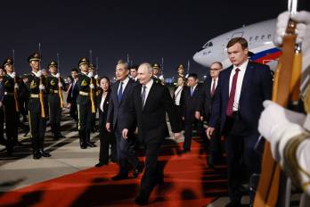 Putin arribó al Aeropuerto Internacional de Pekín-Capital, donde fue recibido por una banda militar