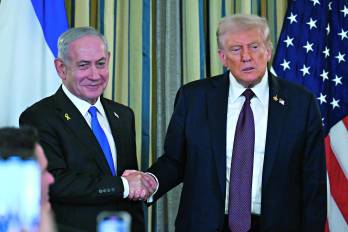 El presidente estadounidense Donald Trump y el primer ministro israelí, Benjamin Netanyahu, se estrechan la mano al concluir una conferencia de prensa conjunta en el Comedor de Estado de la Casa Blanca en Washington, D.C.