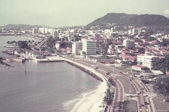 La avenida Balboa es una de las postales urbanas más reconocibles de Panamá, con un perfil de edificios que se impone frente a la bahía, especialmente apreciado desde el mar.