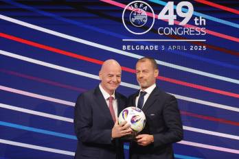 Los presidentes de la FIFA Gianni Infantino (iz) y de la UEFA Aleksander Ceferin (R) posan durante el Congreso de la UEFA 2025 en Belgrado.