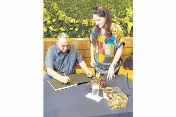 El autor firmó dedicatorias a los asistentes.
