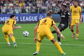 El jugador del Juventus Jonathan David (centro) en acción durante el partido de la fase de liga de la UEFA Champions League que han jugado Juventus FC y Borussia Dortmund.