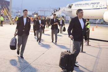 Jugadores de la selección de fútbol de Irán llegan este domingo, al Aeropuerto Internacional de Tijuana (México).