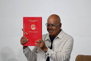 El presidente de la Asamblea Nacional de Venezuela, Jorge Rodríguez, muestra el nuevo proyecto de ley de minería que se discutirá en la Asamblea Nacional en Caracas el 9 de marzo de 2026.