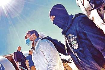 Agentes de la Policía Nacional custodian a Jorge Rubén Camargo-Clarke, de 46 años, conocido bajo los alias de “Cholo Chorrillo”