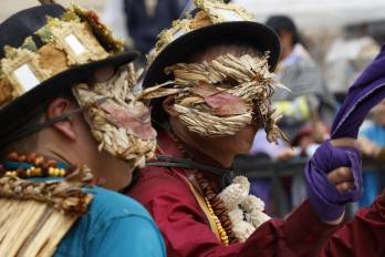 Integrantes de una comparsa participan en el 'Desfile de la Familia Castañeda' durante el Carnaval de Negros y Blancos este sábado, en Pasto.