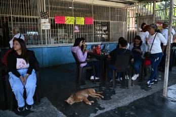 Familiares de presos que esperan la liberación de sus seres queridos esperan afuera de la prisión El Rodeo en Caracas el 9 de enero de 2026.