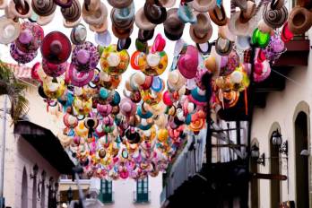 Imagen de la recién inaugurada ‘Calle de los sombreros’, en el Casco Antiguo, ciudad de Panamá.