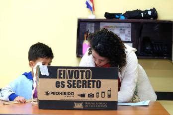 AME628. SAN JOSÉ (COSTA RICA), 01/02/2026.- Una persona vota durante las elecciones de Costa Rica este domingo, en San José (Costa Rica). Los comicios en Costa Rica para elegir al presidente de la República y a los 57 diputados de la Asamblea Legislativa para el periodo 2026-2030 avanzan en absoluta normalidad y sin incidentes de relevancia, indicó el Tribunal Supremo de Elecciones (TSE). EFE/ Marco Monge