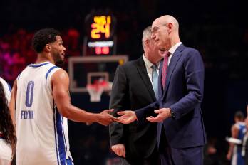El jugador, Rome Flynn (izq.) junto con el comisionado de la NBA, Adam Silver.