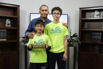 Sebastián Villarreal de 12 años y Jayden Luo de 9 años, con su máster coach Adrián Cedeño.