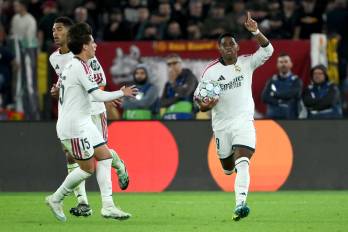 El jugador del Real Madrid Endrick (der.).