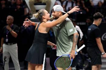 Por un doble 6-3, en una hora y diecisiete minutos, el australiano Nick Kyrgios se apuntó la exhibición catalogada como 'batalla de los sexos' ante la número uno del tenis femenino, la bielorrusa Aryna Sabalenka.