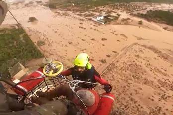 Las inundaciones tienen a decenas de personas atrapadas.