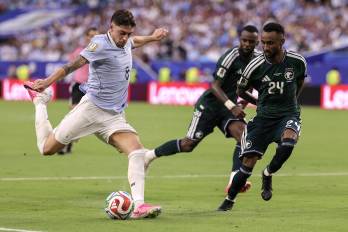 El mediocampista uruguayo, Federico Valverde (izq.).