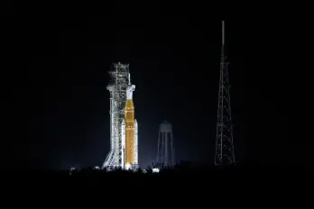 Vista del cohete SLS con una cápsula Orion, parte de la misión Artemis II de la NASA, el 12 de febrero de 2026, en el Centro Especial Kennedy de Titusville, Florida.