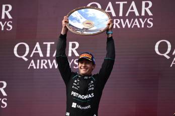 El piloto de Fórmula Uno de la escudería Mercedes-AMG PETRONAS George Russell celebra en el podio su victoria en el Gran Premio de Australia de Fórmula Uno disputado este domingo en el Circuito Albert Park de Melbourne. EFE/Joel Carrett