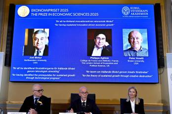 (De izquierda a derecha) el profesor John Hassler, presidente del Comité del Pemio Nobel de Economía; Hans Ellegren, secretario permanente de la Academia sueca de Ciencias, y la profesora Kerstin Enflo, miembro del Comité del Premio Nobel de Economía anuncian los ganadores de la edición de 2025.
