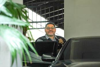 Saul Méndez a su salida de la embajada de Bolivia, después de recibir salvoconducto por asilo.