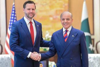 Esta fotografía de distribución, tomada y difundida por la Oficina del Primer Ministro de Pakistán el 11 de abril de 2026, muestra al vicepresidente de Estados Unidos, JD Vance (izq.), estrechando la mano del primer ministro de Pakistán, Shehbaz Sharif, durante su reunión previa a las conversaciones de paz entre Estados Unidos e Irán en Islamabad.