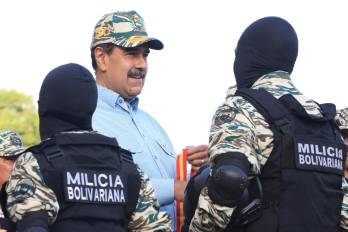 Fotografía cedida por prensa del Palacio de Miraflores del presidente de Venezuela, Nicolás Maduro (c), saludando a miembros de la Milicia Bolivariana este jueves, en Caracas (Venezuela). EFE/ Palacio de Miraflores