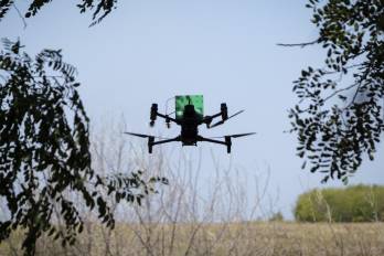 Un dron FPV ucraniano vuela antes de una misión de ataque en una línea del frente cerca de la ciudad de Chasiv Yar, región de Donetsk, Ucrania.