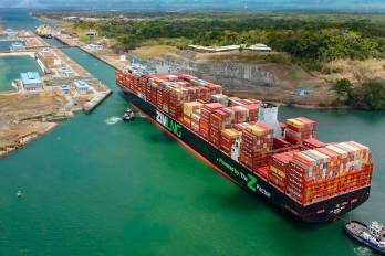 VISTA DEL CANAL. Un buque transita por las esclusas de Agua Clara, en Colón. El incidente reportado este miércoles por la ACP involucró el vuelco de una lancha institucional en el sector del cauce de acceso Atlántico.