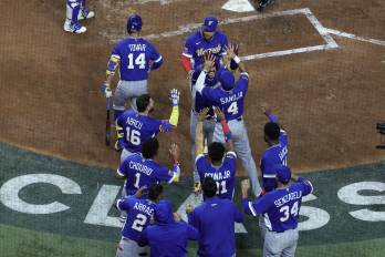 Jugadores de la novena de Venezuela celebrando una de las carreras contra Italia.