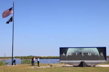 Personal de la NASA en la izada de bandera de la misión Artemis II.