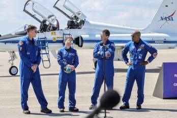 La tripulación de Artemis II (de izquierda a derecha): el especialista de misión Jeremy Hansen de la CSA (Agencia Espacial Canadiense), la especialista de misión Christina Koch, el comandante Reid Wiseman y el piloto Victor Glover, en la plataforma de lanzamiento y aterrizaje del Centro Espacial Kennedy de la NASA en Titusville, Florida.