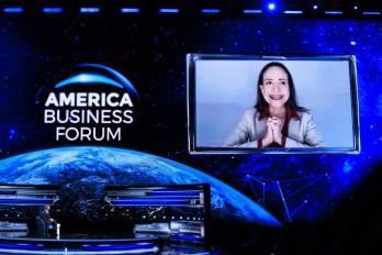 María Corina Machado, ganadora del Premio Nobel de la Paz 2025 (d), interviene por videoconferencia junto al alcalde de Miami, Francis Suárez, presidente de la junta directiva del America Business Forum, durante la edición inaugural del foro.