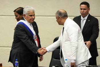 Presidente José Raúl Mulino saluda al presidente de la Asamblea, Jorge Herrera.