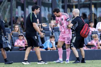Messi sale lesionado ante Necaxa