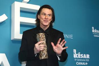 El actor canadiense Jim Carrey posa con el Premio César Honorífico durante la 51ª ceremonia anual de los premios César celebrada en la sala de conciertos Olympia en París, Francia