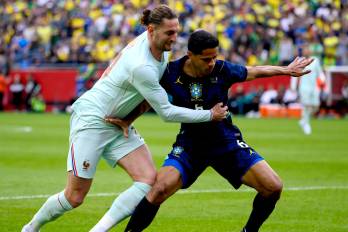 Los jugadores Adrien Rabiot (izq.) de Francia y Douglas Santos de Brasil.