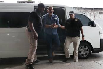 El dirigente del Suntracs, Genaro López, a su llegada al SPA, tras su detención.