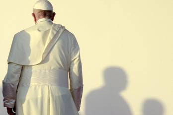 Papa Francisco de espaldas, luego de despedirse de Panamá.