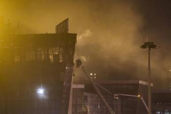 Los bomberos intentan extinguir un incendio en la sala de conciertos Crocus City Hall en llamas tras un tiroteo en Krasnogorsk, en las afueras de Moscú, Rusia.