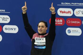 El medallista de oro Osmar Olvera Ibarra de México (C) celebra durante la ceremonia de entrega de medallas tras las finales de trampolín de 3 metros masculinos en el Campeonato Mundial de Natación Singapur 2025.