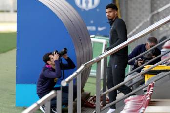 Ronald Araujo previo a un entrenamiento del FC Barcelona.