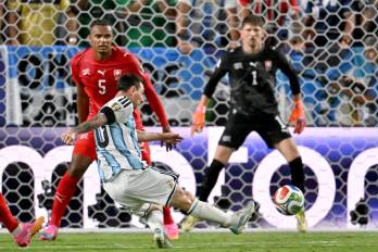 Lionel Messi, de Argentina, dispara el balón durante el partido de cuartos de final de la Copa Mundial de la FIFA 2026 entre Argentina y Suiza, disputado en Kansas City, Estados Unidos.