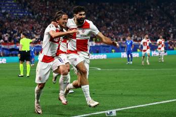 El medio croata Luka Modric (izq.) celebra un gol con Josko Gvardiol.