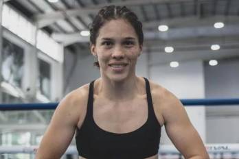 Con una actuación dominante y contra los pronósticos, Nataly Delgado conquistó la corona mundial supermosca de la AMB y escribió una nueva página en la historia del boxeo panameño.