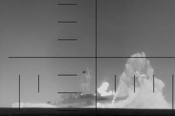 Esta captura de pantalla de un video publicado por el Departamento de Defensa de Estados Unidos el 4 de marzo de 2026 muestra, según el Departamento, imágenes de periscopio de un submarino de la Armada estadounidense disparando y hundiendo un buque de guerra iraní en el Océano Índico.