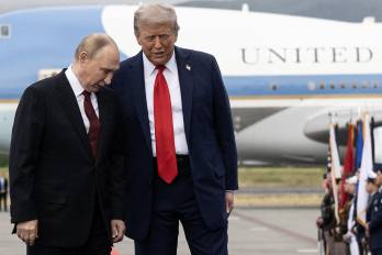 Una fuente diplomática dijo a la AFP que Trump planteó una propuesta para otorgar a Kiev una garantía de seguridad similar a la del Artículo 5 de la OTAN, que prevé la defensa mutua entre sus miembros en caso de ataque.