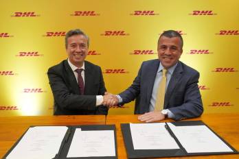 Fotografía cedida por DHL Supply Chain que muestra al CEO de DHL Supply Chain Latinoamérica, Agustin Croche (i), posando junto al presidente del Consejo de Open Market, Aníbal Wadih.
