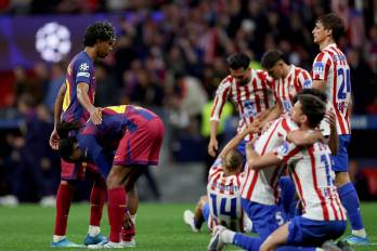 Jugadores del Atlético de Madrid (der.) celebrando el triunfo sobre el global ante el Barcelona.