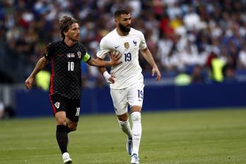Luka Modric (izq.) y Karim Benzema en acción durante un partido de la Liga de Naciones entre Croacia y Francia.