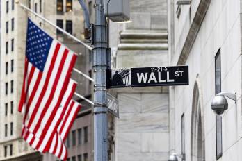 Vista de un letrero de Wall Street cerca de la Bolsa de Valores de Nueva Yor, en una fotografía de archivo.